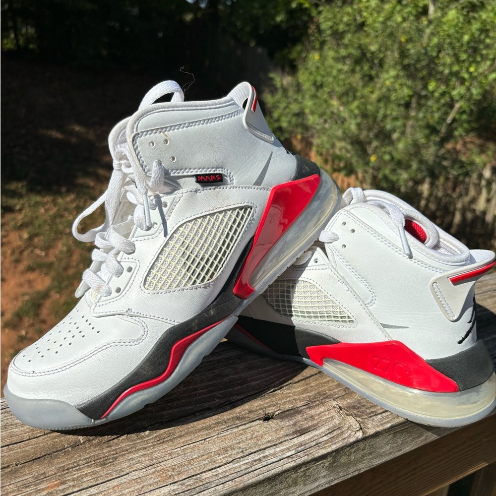 Like new, worn only a few times!Jordan Mars 270 size 7Y/Women’s 9.Air Jordan